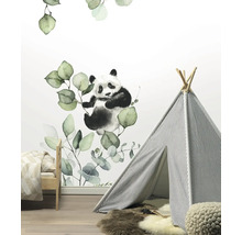 Kinderkamer met muursticker van een panda en bladeren, tent, bed en decoratie