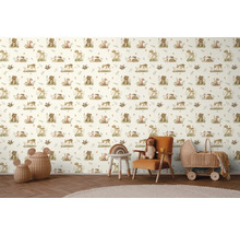 Kinderkamer met behang met bosdiermotief, fauteuil en speelgoed