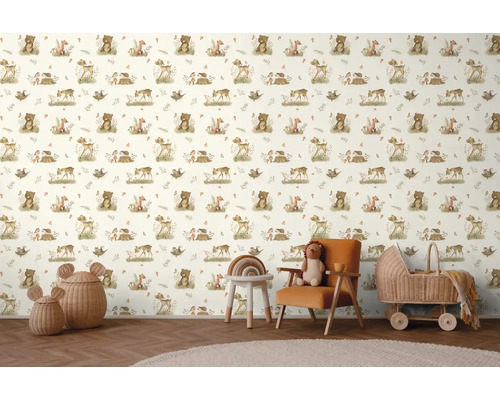 Kinderkamer met behang met bosdiermotief, fauteuil en speelgoed