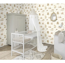 Kinderkamer met ledikant, commode en kast voor een behang met dierenmotieven.