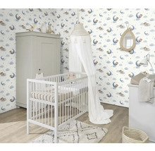 Kinderkamer met ledikant, commode, kledingkast en behang met maanmotief