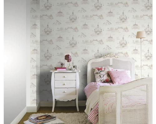 Kinderkamer met kasteel behang, nachtkastje en bed