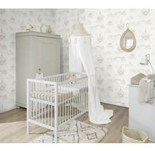 Kinderkamer met babybedje, commode, kast en behang met sprookjeskasteelmotief