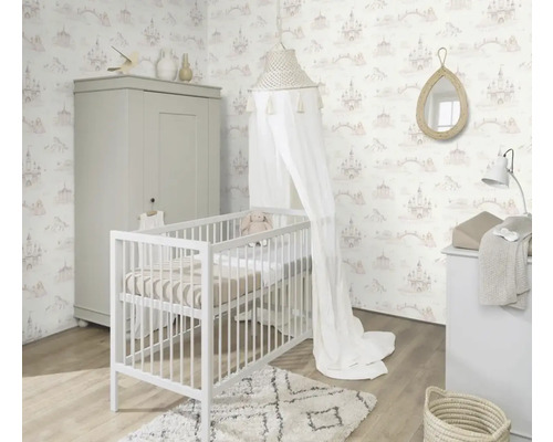 Kinderkamer met babybedje, commode, kast en behang met sprookjeskasteelmotief