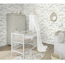 Kinderkamer met kinderbed, commode, kledingkast en patroonbehang