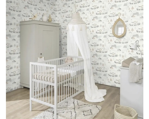 Kinderkamer met kinderbed, commode, kledingkast en patroonbehang