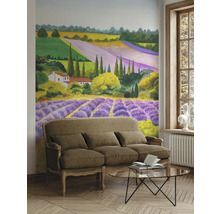 Woonkamer met landschapsbehang met lavendelvelden en een bank