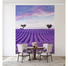 Wanddecoratie met lavendelveld boven een eettafel met stoelen