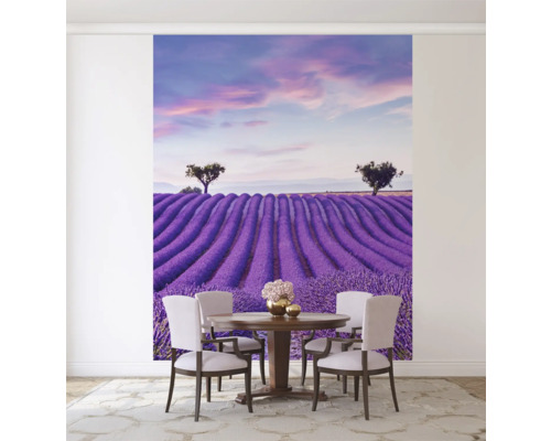 Wanddecoratie met lavendelveld boven een eettafel met stoelen