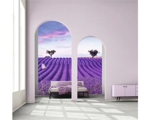 Lichte kamer met bed en behang van een lavendelveld