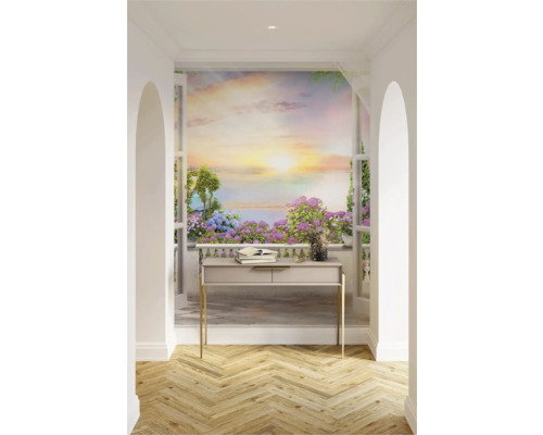 Lichte kamer met console, boeken en raam met uitzicht op de tuin