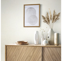 Lichte woonkamer met dressoir, decoratieve vazen, afbeelding met lijst en droogbloemen