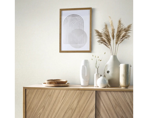 Lichte woonkamer met dressoir, decoratieve vazen, afbeelding met lijst en droogbloemen