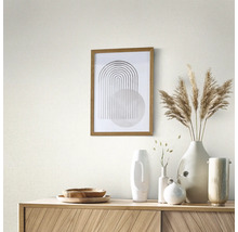 Decoratieve scène met houten dressoir, ingelijste afbeelding en diverse vazen.