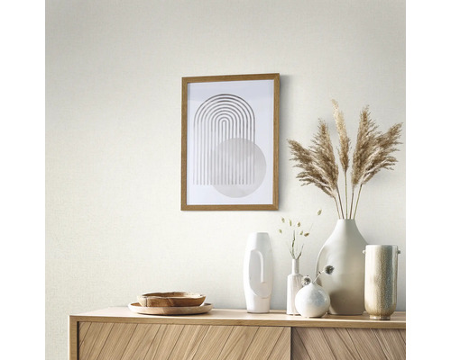 Decoratieve scène met houten dressoir, ingelijste afbeelding en diverse vazen.