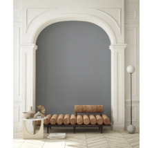 Interieur met een bank, een staande lamp en een tafel