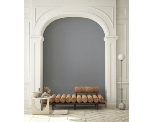 Interieur met een bank, een staande lamp en een tafel