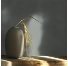 Decoratieve vaas met graanhalm op een houten tafel