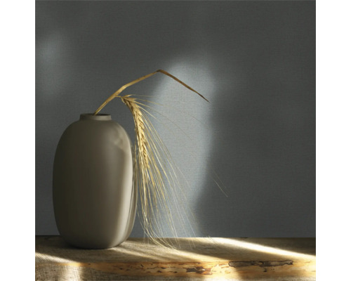 Decoratieve vaas met graanhalm op een houten tafel