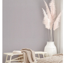 Kameroverzicht met effen behang, bank en decoratie voor een gezellige sfeer