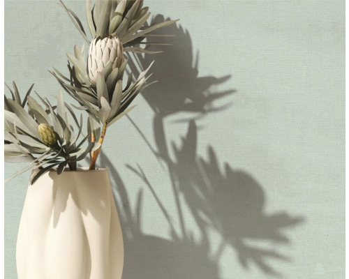 Decoratieve proteabloem in een witte vaas