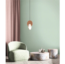 Woonkamer met fauteuil, salontafel en hanglamp