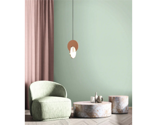 Woonkamer met fauteuil, salontafel en hanglamp