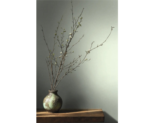 Decoratieve takken met bloesems in een vaas op een tafel