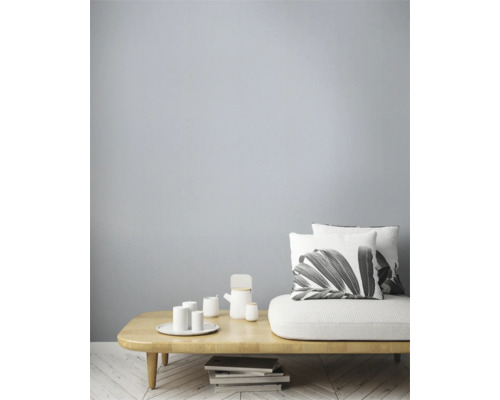 Lichte woonkamer met bank, kussens, tafel en servies