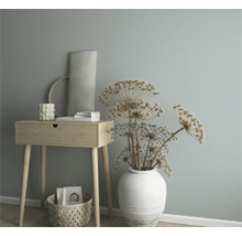 Decoratieve opstelling met tafel, vaas en droogbloemen