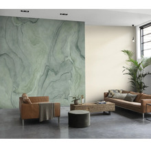 Woonkamer met gemarmerde muurdecoratie in groene tinten, leren bank en houten tafel