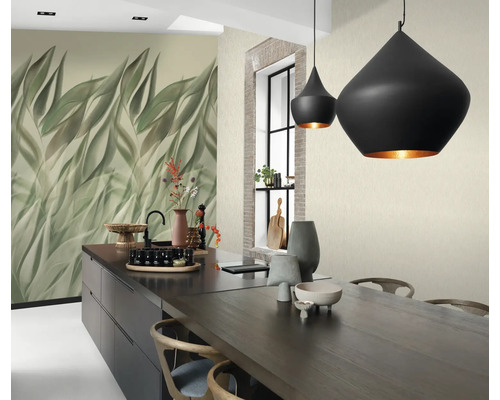 Lichte keuken met wandbehang met plantmotief, donker kookeiland en twee hanglampen