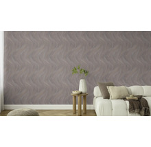 Woonkamer met patroonbehang, bank en bijzettafel