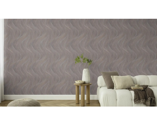 Woonkamer met patroonbehang, bank en bijzettafel