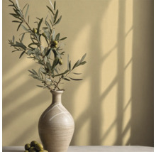 Decoratieve vaas met olijftak op tafel