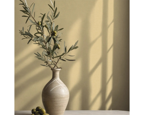 Decoratieve vaas met olijftak op tafel