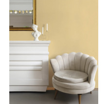 Interieurweergave met fauteuil, commode, spiegel en decoraties