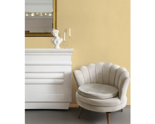 Interieurweergave met fauteuil, commode, spiegel en decoraties