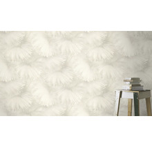 Behang met verenmotief op een muur