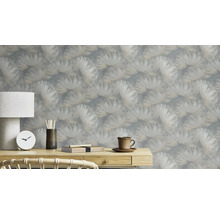 Decoratieve kamer met patroonbehang, bureau en woonaccessoires.