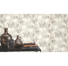 Decoratief behang met plantenmotief en vazen op een tafel