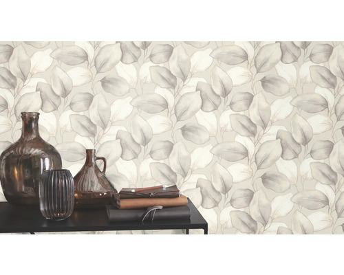 Decoratief behang met plantenmotief en vazen op een tafel