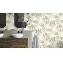 Badkamer met wastafelonderkast, wastafel en behang met bladerenmotief