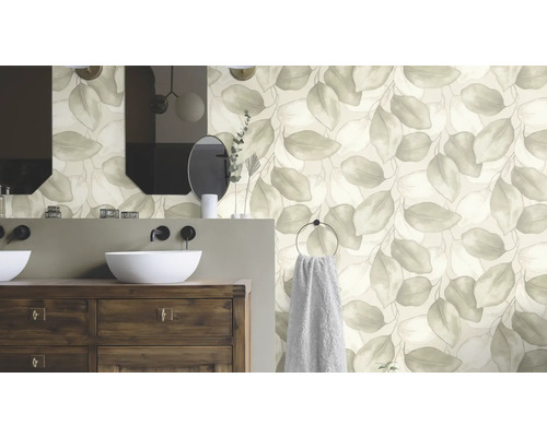 Badkamer met wastafelonderkast, wastafel en behang met bladerenmotief