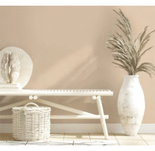 Decoratieve scène met bank, vaas en mand in interieur