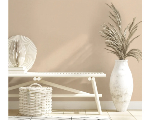 Decoratieve scène met bank, vaas en mand in interieur