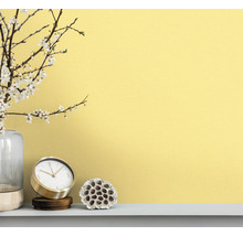 Decoratieve scène met klok, vaas en plantdecoratie voor een muur