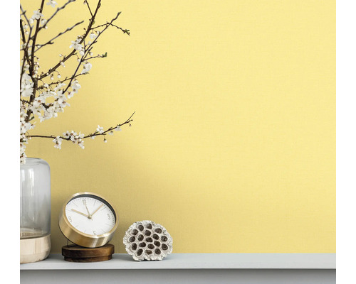 Decoratieve scène met klok, vaas en plantdecoratie voor een muur