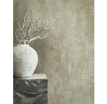 Scène met reliëfbehang, vaas en decoratie