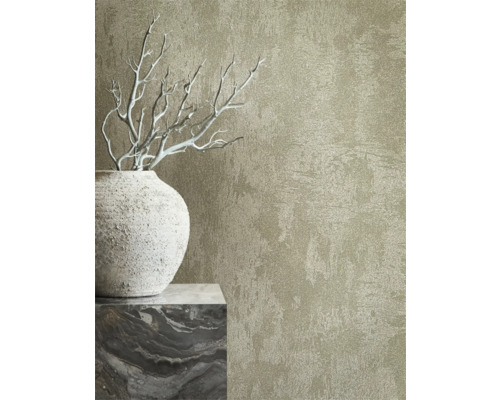 Scène met reliëfbehang, vaas en decoratie